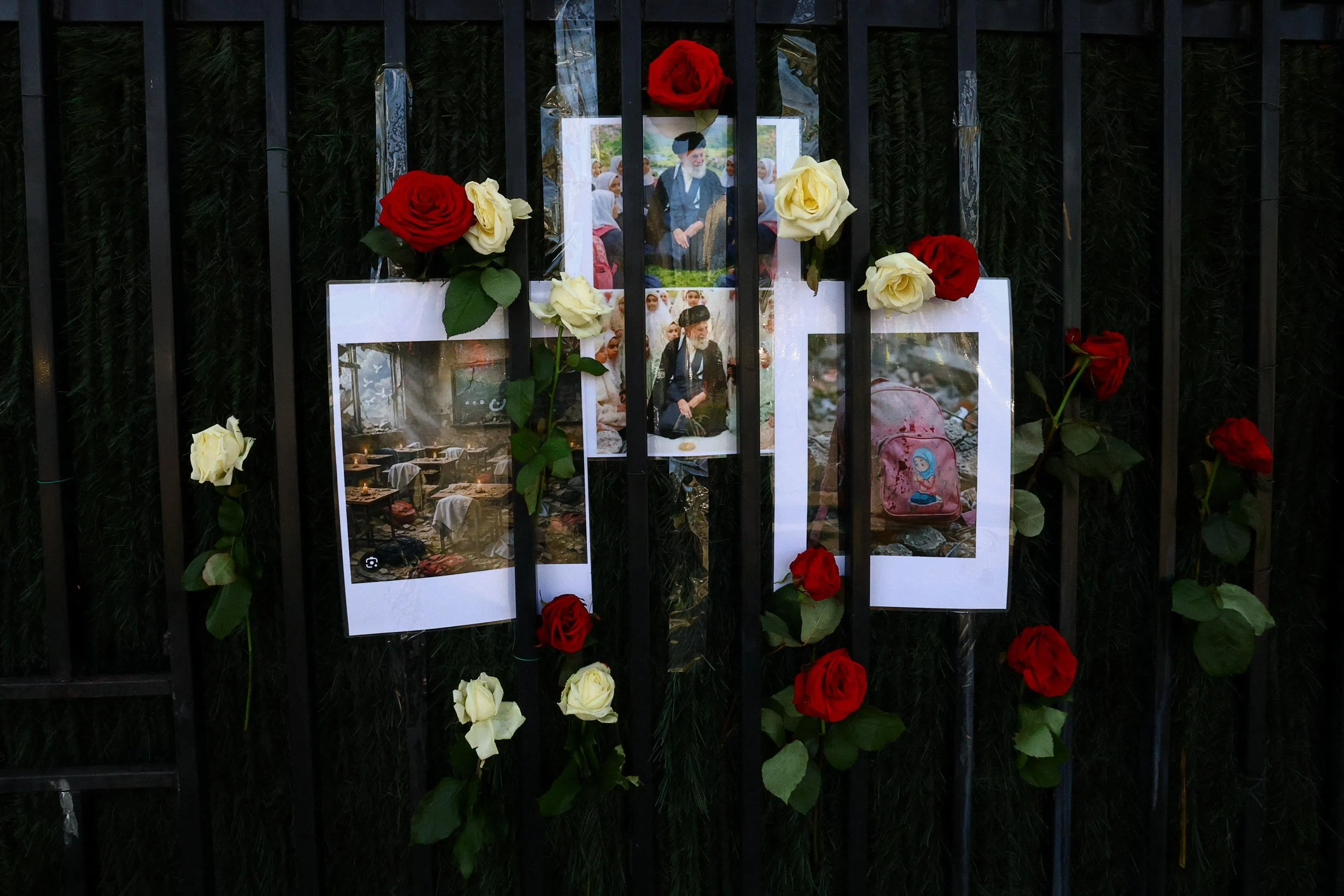 3月4日，伊朗驻比利时布鲁塞尔大使馆摆放了鲜花和画像，悼念伊朗最高领导人哈梅内伊。（路透社）