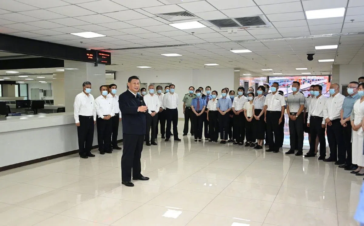习近平12日下午考察乌鲁木齐国际陆港区。（新华社微博账号）