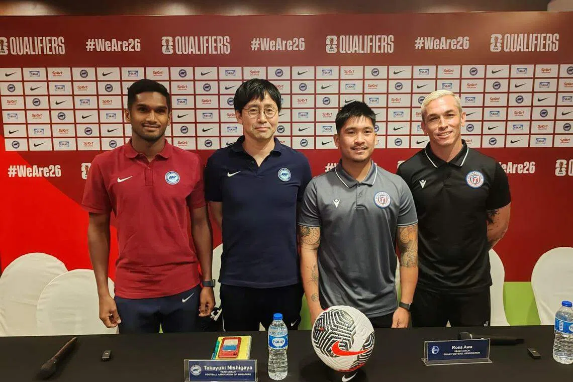 两队主帅和球员在赛前记者会先礼后兵。左起为雄狮队长哈里斯、我国主帅西谷隆之、关岛主帅阿瓦和队长坎利夫。（陈明耀摄）