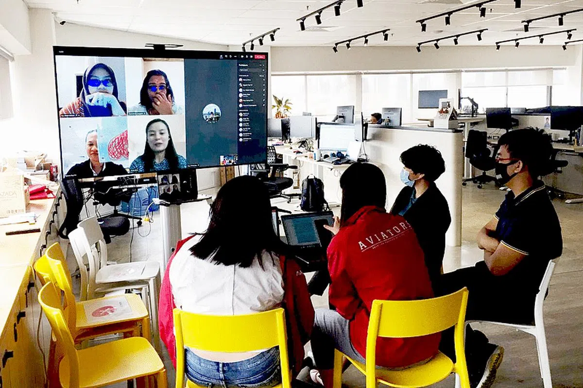去年参加亚洲就绪青年计划的本地青年，在完成了两个月的实习后，与在马来西亚和越南的同事通过视讯进行交流与分享。（图／全国青年理事会）