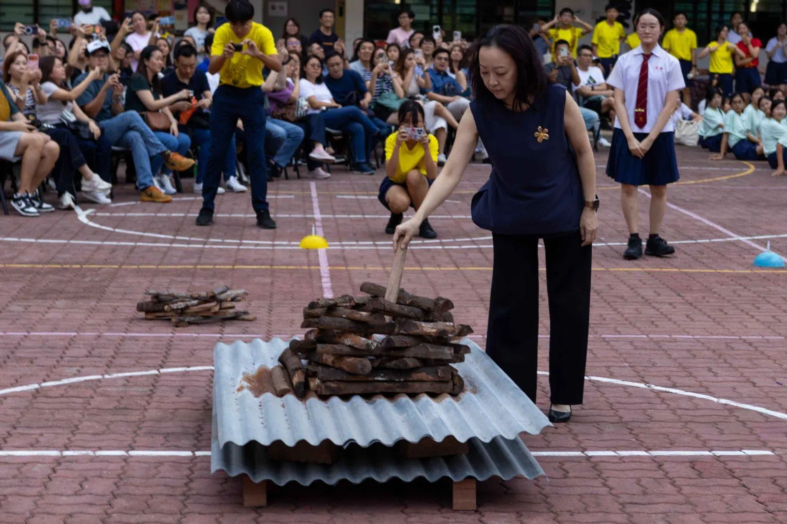 南侨中学校长吕佳伦为中一迎新营点燃篝火，宣布迎新营晚会正式开始。（南侨中学多媒体学会提供）