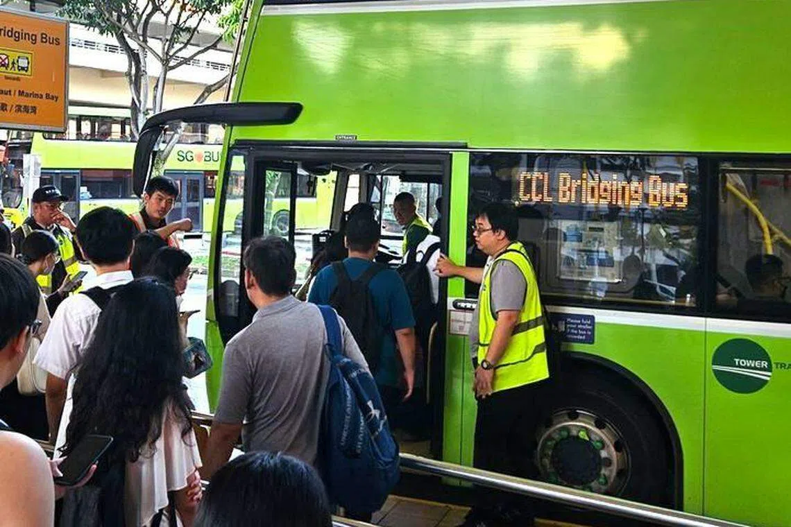 SMRT为受影响的乘客提供巴耶利峇站至波那维斯达站的免费巴士服务。（取自SMRT脸书）