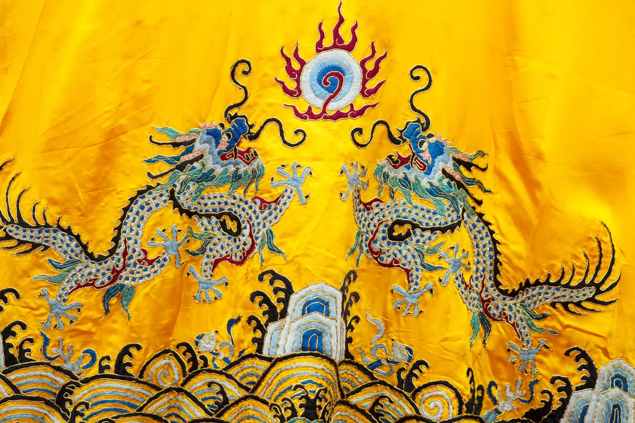 戏曲中的龙袍，龙有各种姿态。（关俊威摄）