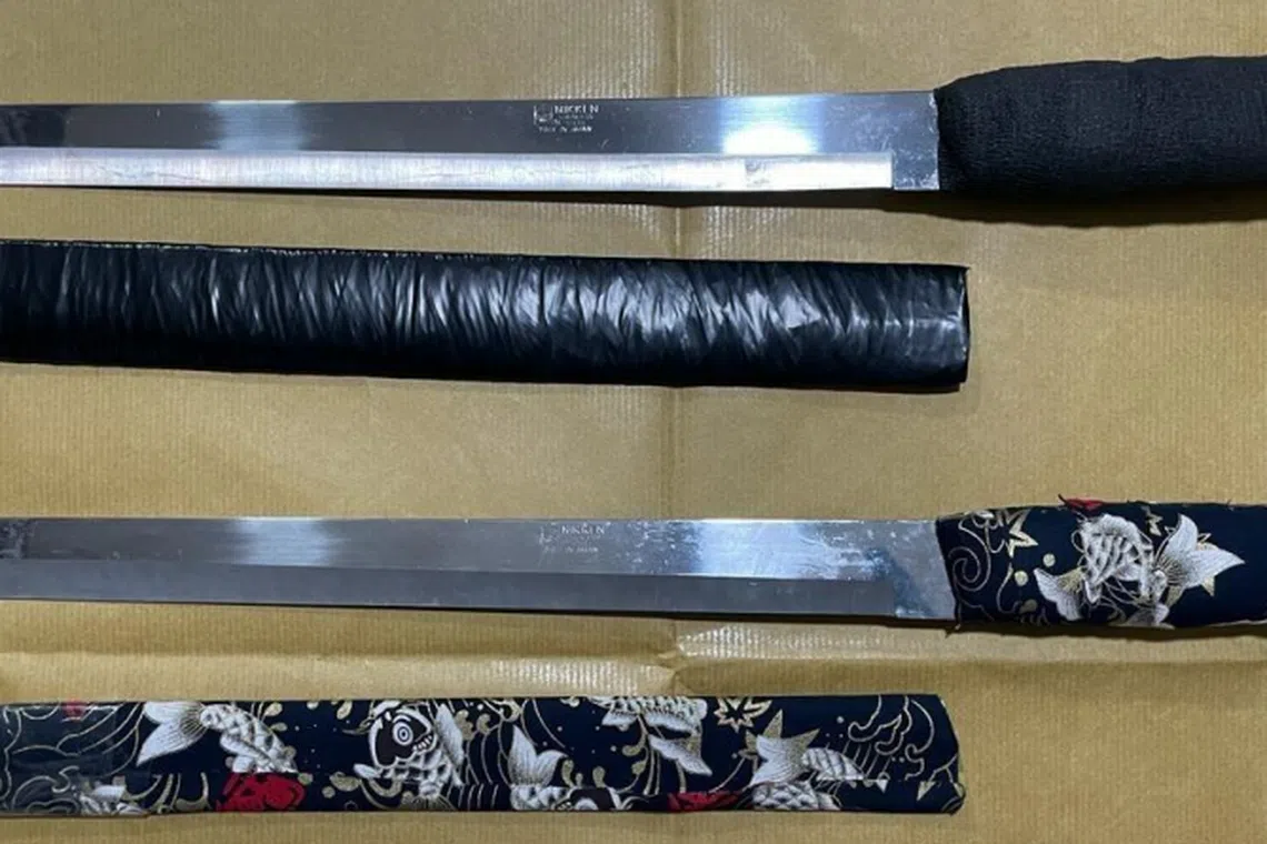 肃毒人员星期三（26日）在淡滨尼22街一住宅单位展开突击行动后，在单位内查获三把刀。（肃毒局提供）