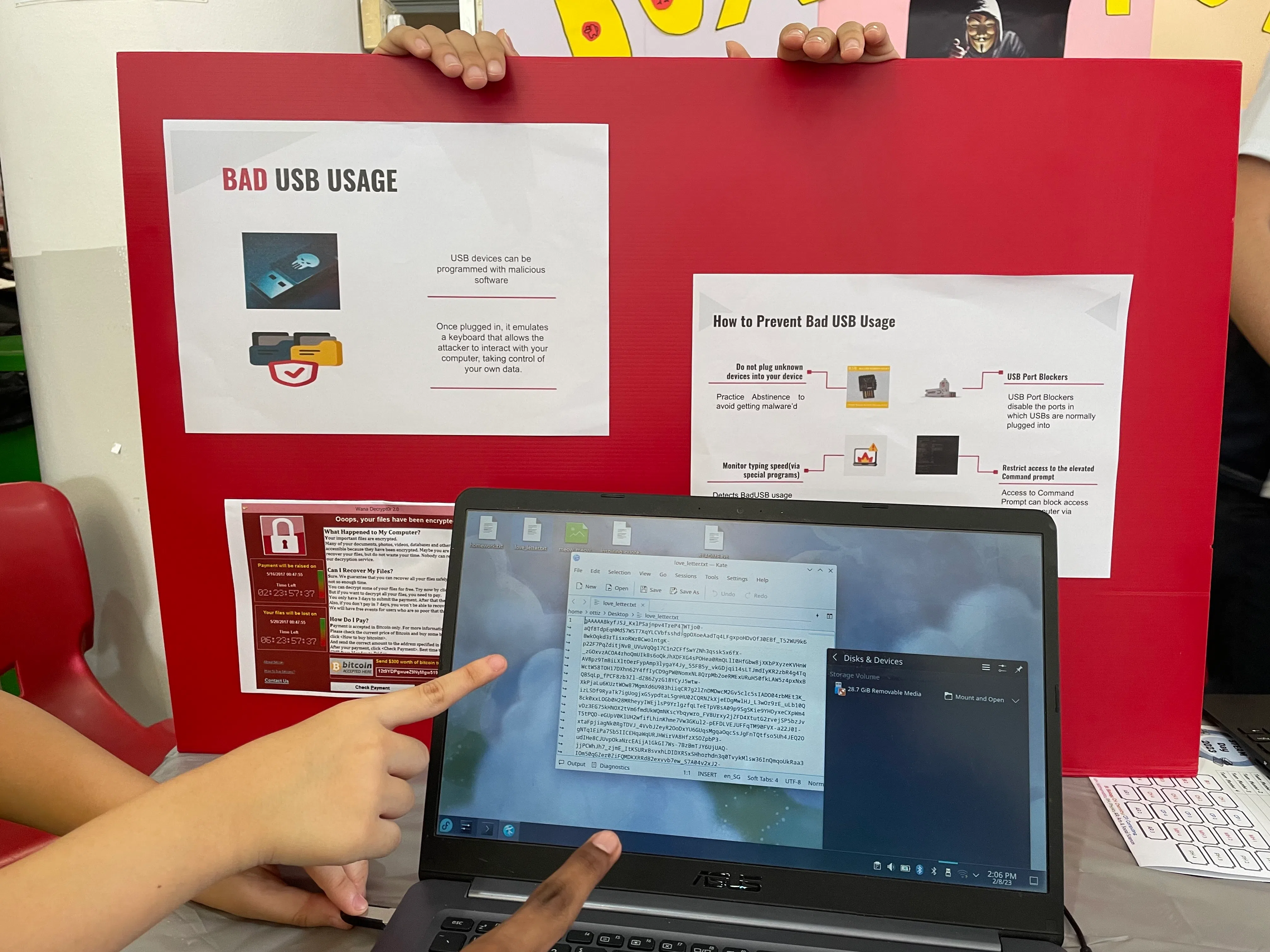 负责展台的学生演示如何将一张普通图片变成黑客的工具。（裕驱初院提供）