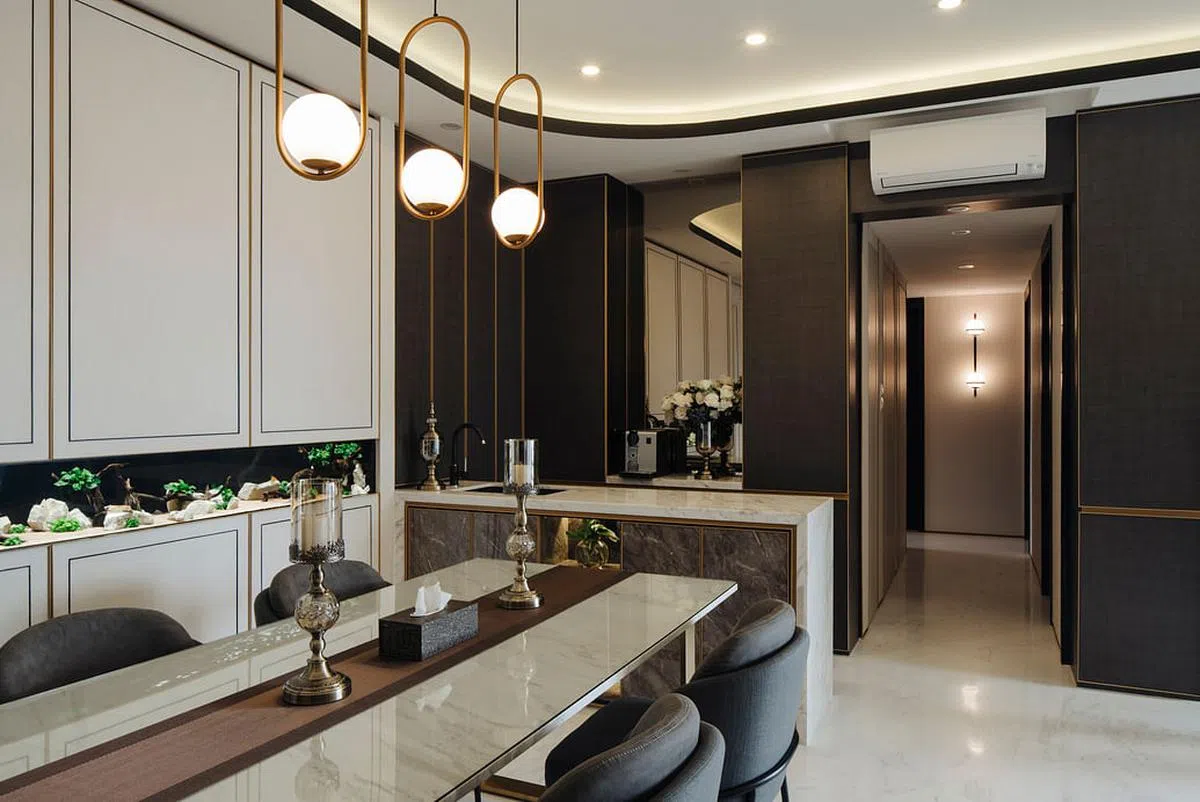 饭厅区有个干用的小中岛厨房，饭桌后的白橱除了收纳用，还是漂亮的鱼缸。