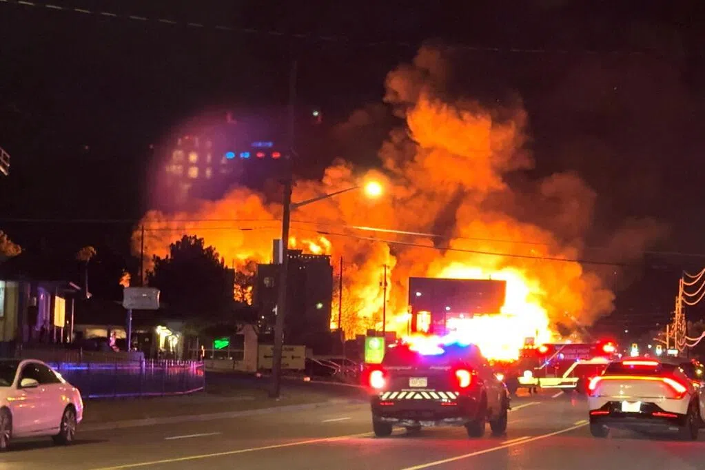 美国丹佛市一栋在建公寓楼失火 百余名消防员灭火