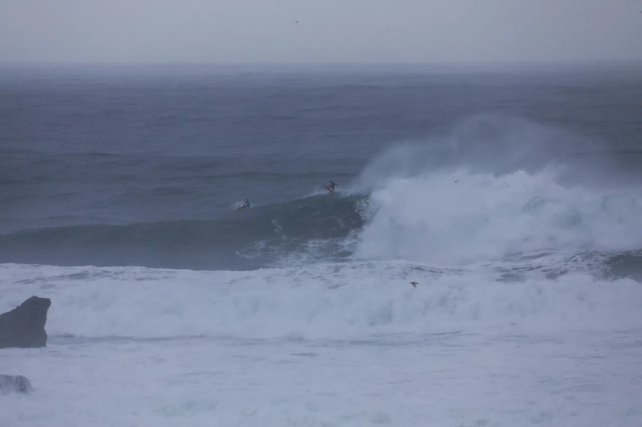 位于加州半月湾的梅弗里克斯海滩的巨浪达到9米到12米高。（路透社）