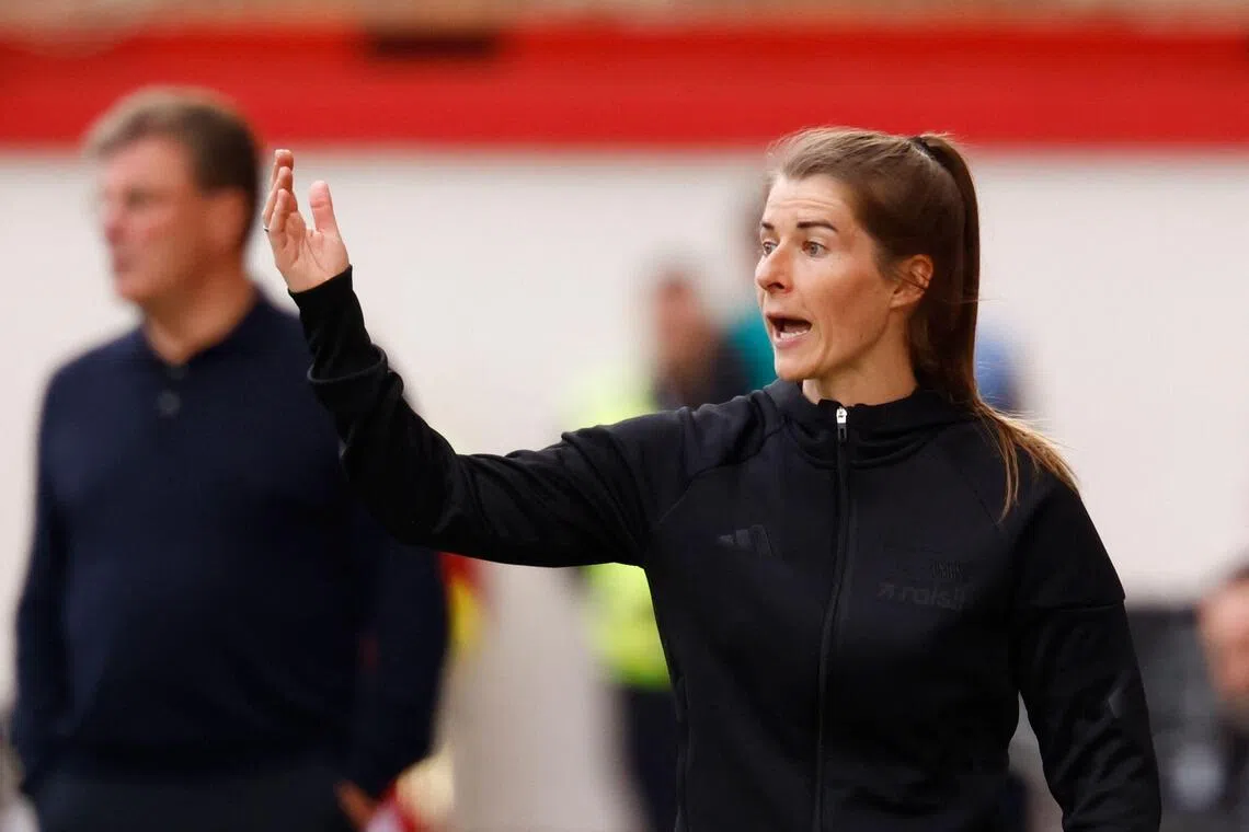 玛丽—路易丝·艾塔（右）成为男足五大联赛首位女主帅，本场和她交手的是为了拯救沃尔夫斯堡免于降级，在上个月进宫的主帅黑京（左）。（法新社）