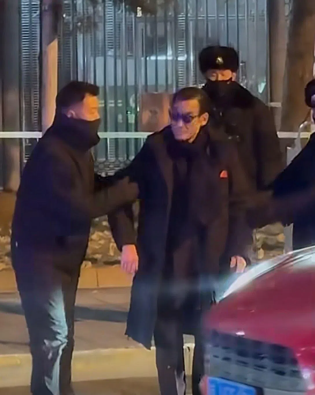 梁家辉为了拉近与马路对面粉丝的距离，一度不自觉地走上马路，工作人员带他回到人行道。（取自微博）