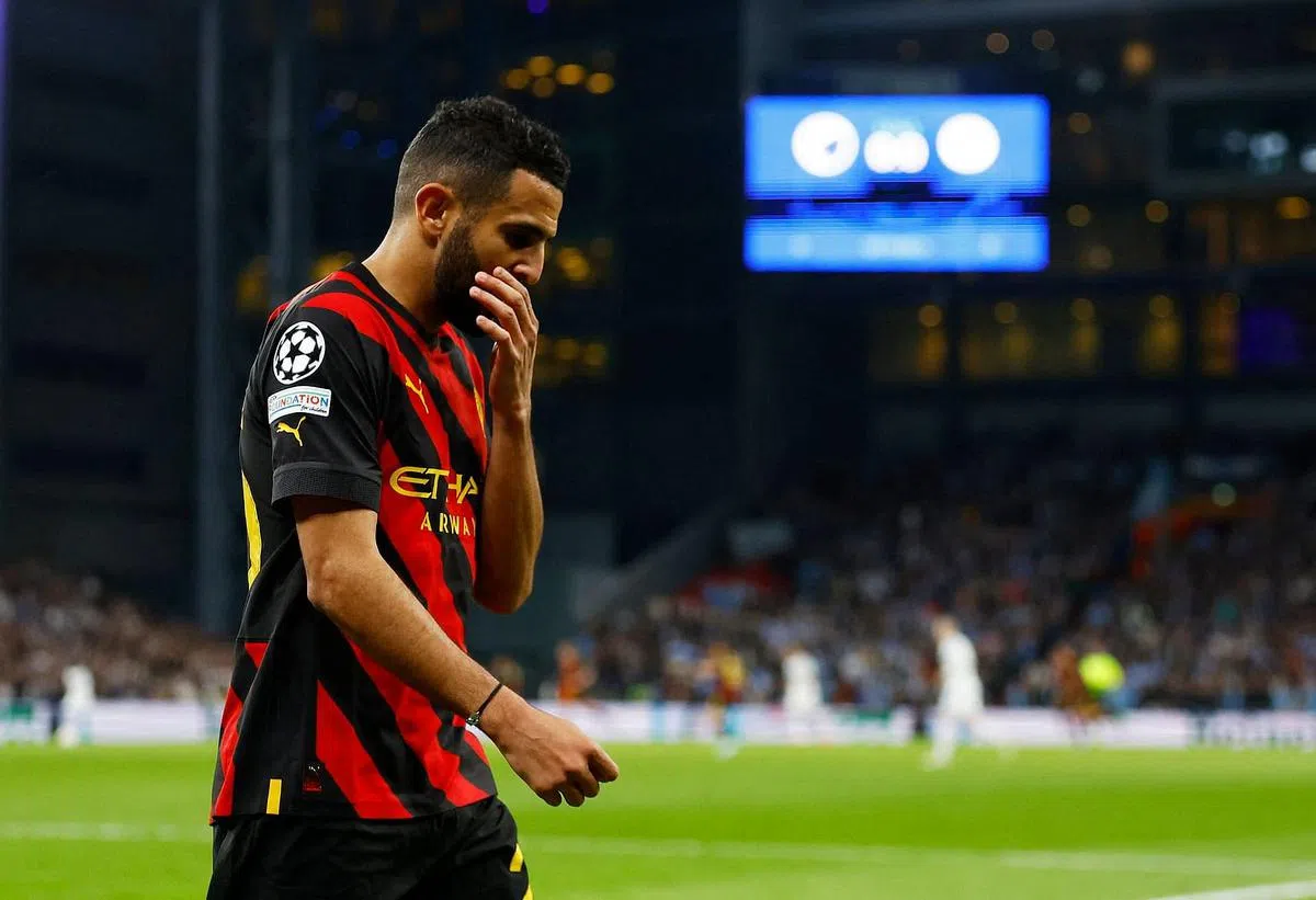 曼市翼锋马赫雷兹本仗手球犯规又踢失罚球。（路透社）