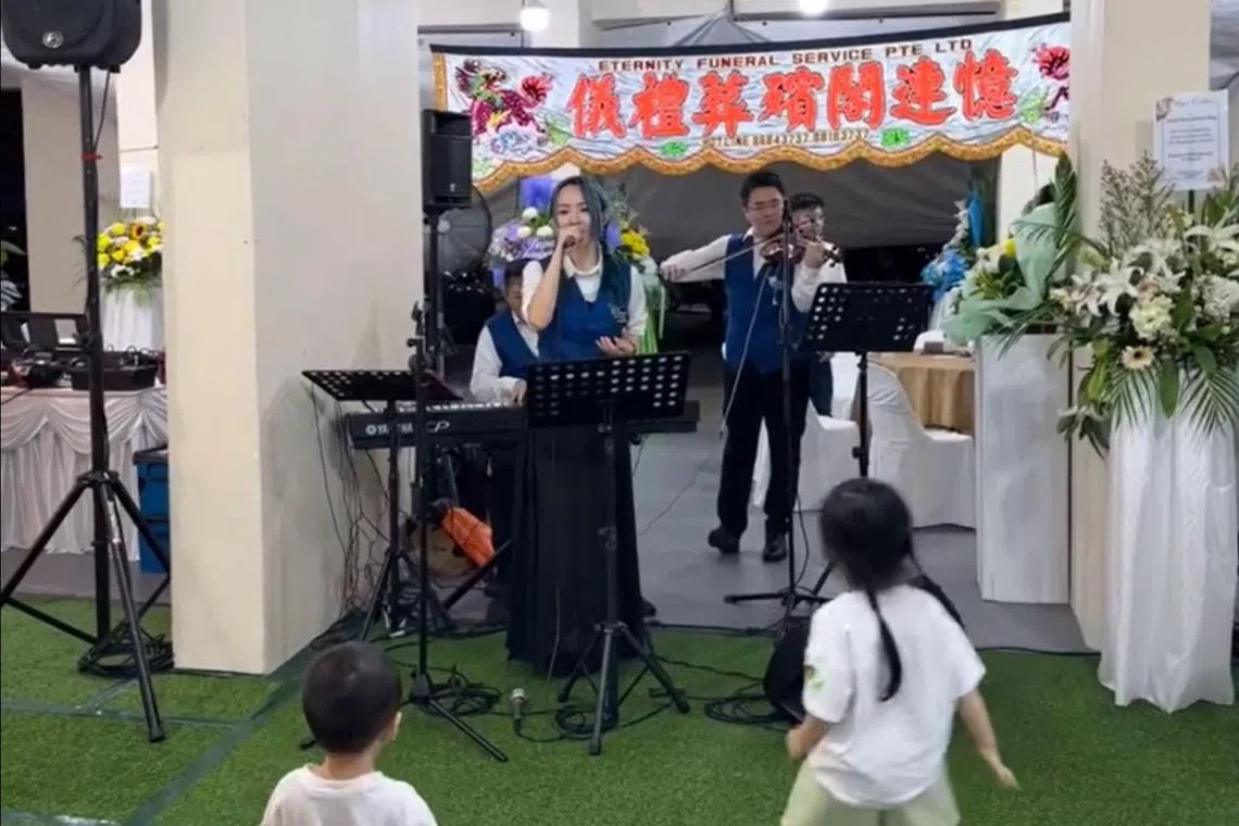 与传统丧礼歌手相比，新加坡丧礼乐队的表演风格更丰富，歌曲选择更广泛。（受访者提供）