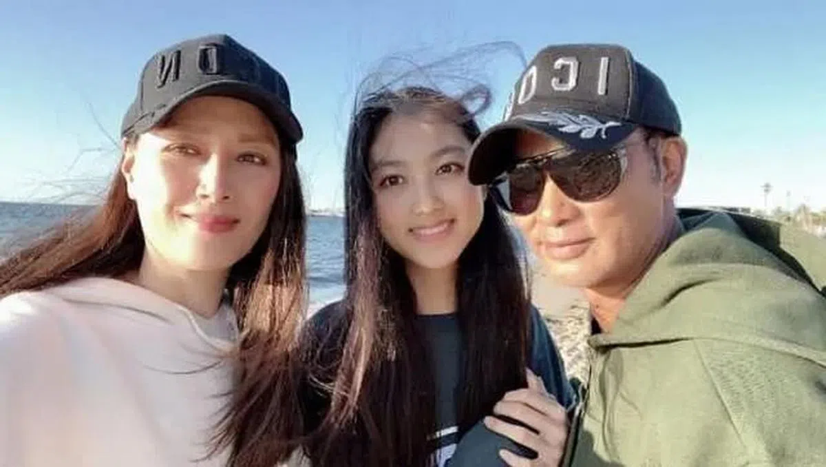 任达华的女儿任晴佳（中）长得亭亭玉立。（互联网）