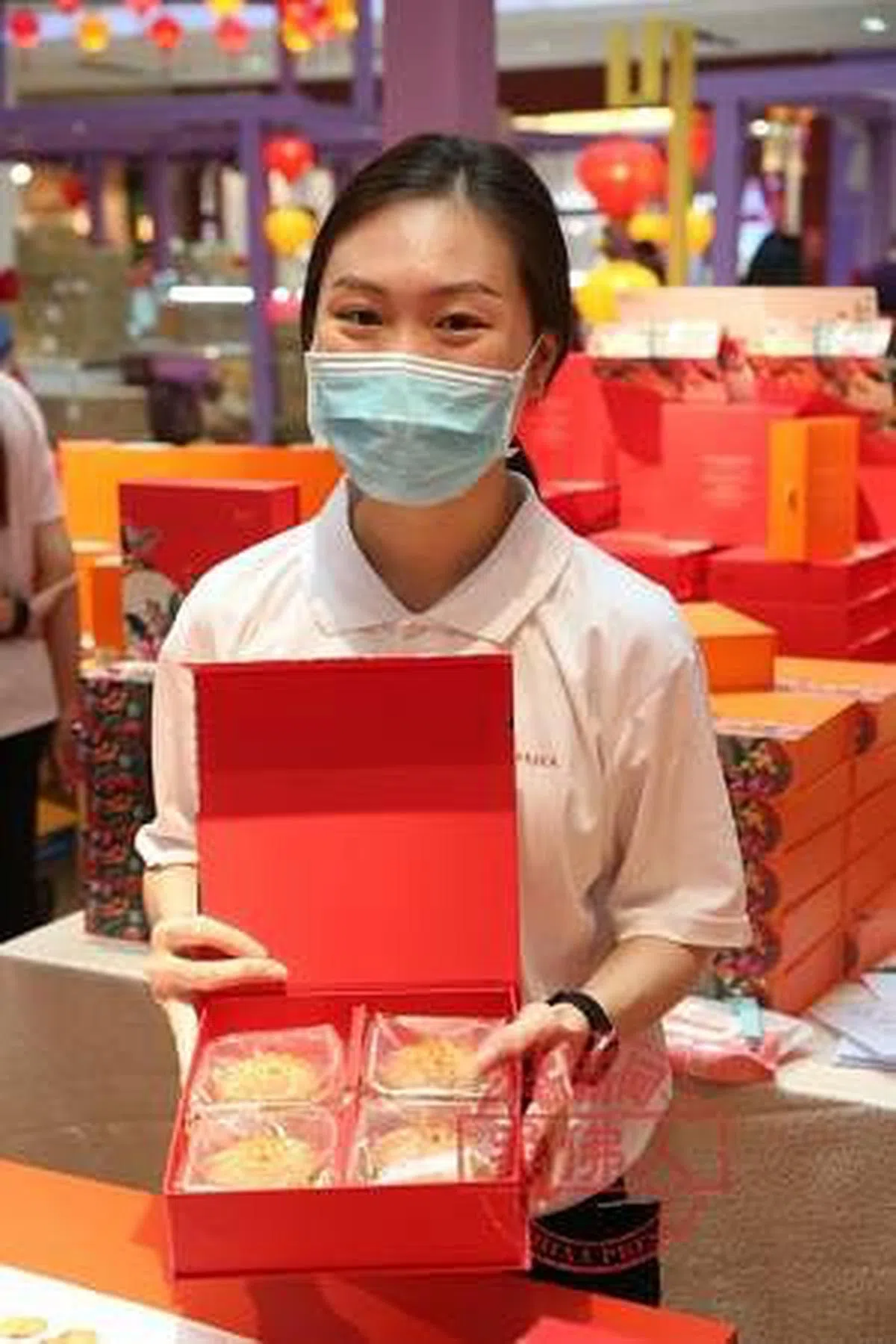 黄晓宁指出，今年的月饼销售量是历年来最好。（中国报）