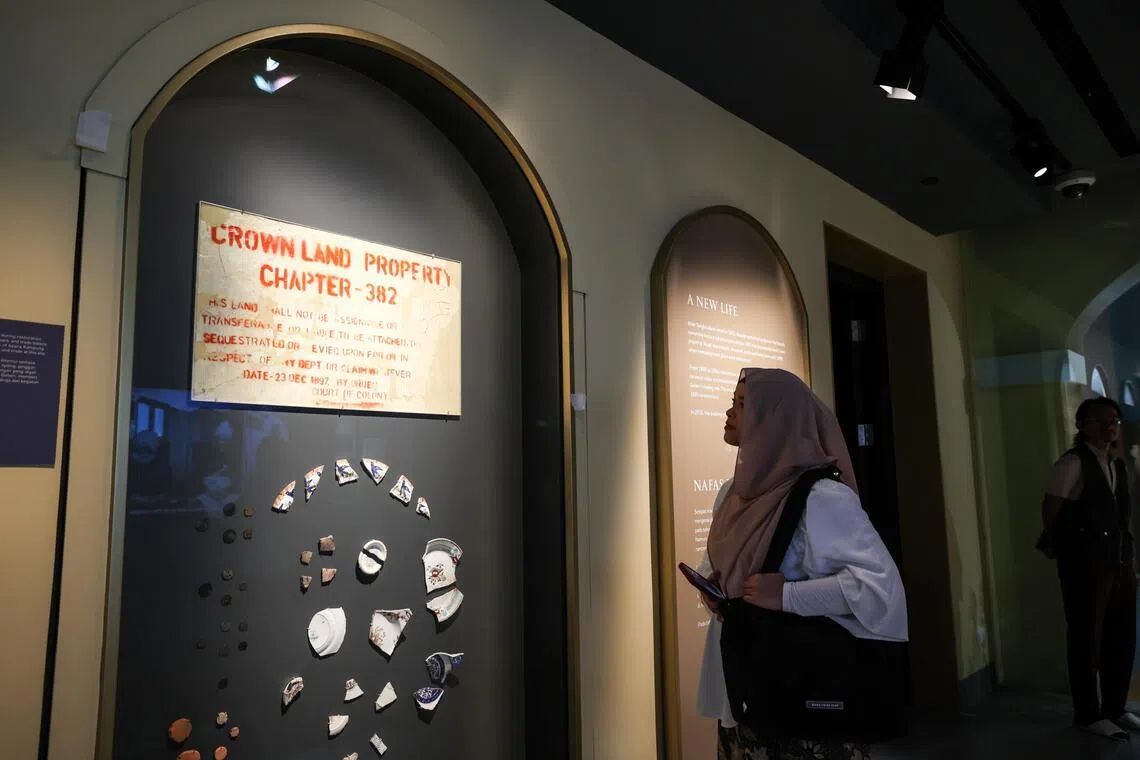 马来文化馆在2023年进行翻新过程中，工作人员在它的入口处发现一块英殖民者土地局的牌匾，从上面的字样可推断文化馆这栋建筑可能是在1890年代建造。图为文化馆将这块牌匾展示在翻新后的展厅。（关俊威摄）