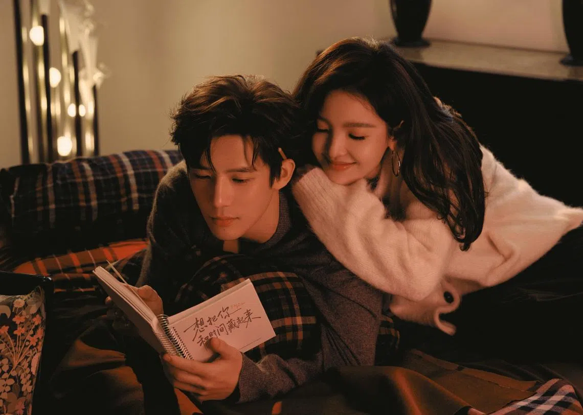 《想把你和时间藏起来》由章若楠（右）和王安宇主演。（取自剧集微博）