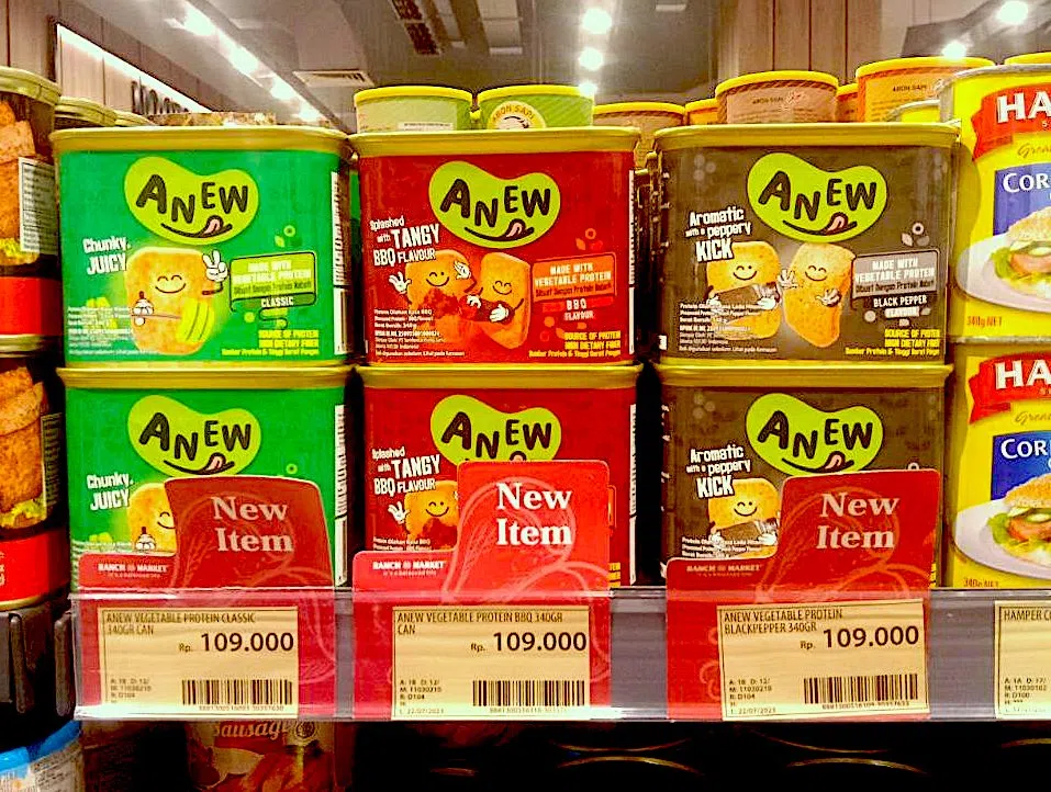除了在新加坡和马来西亚出售，印度尼西亚的超级市场（上图）也能找到Anew品牌的产品。（图/OTS控股集团提供）