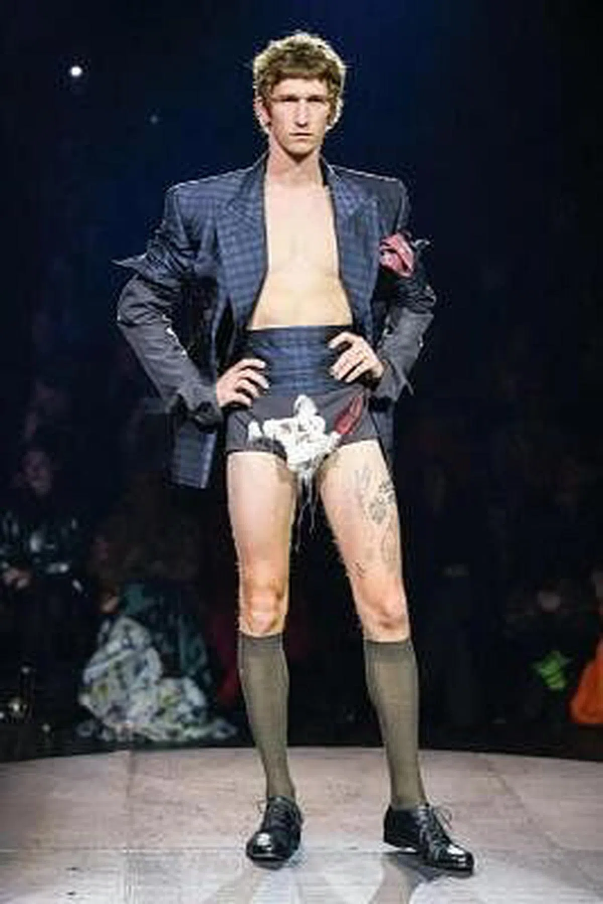 科隆撒尔为Vivienne Westwood设计的2023年春夏系列延续品牌一向对性别的颠覆。（互联网）