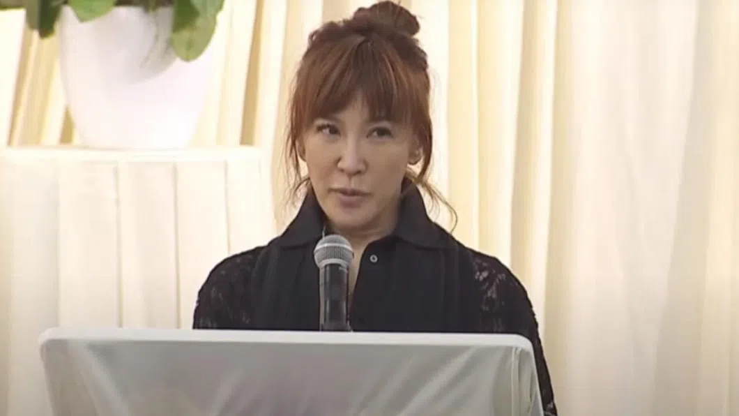 李玟二姐李思林上体致词。（互联网）