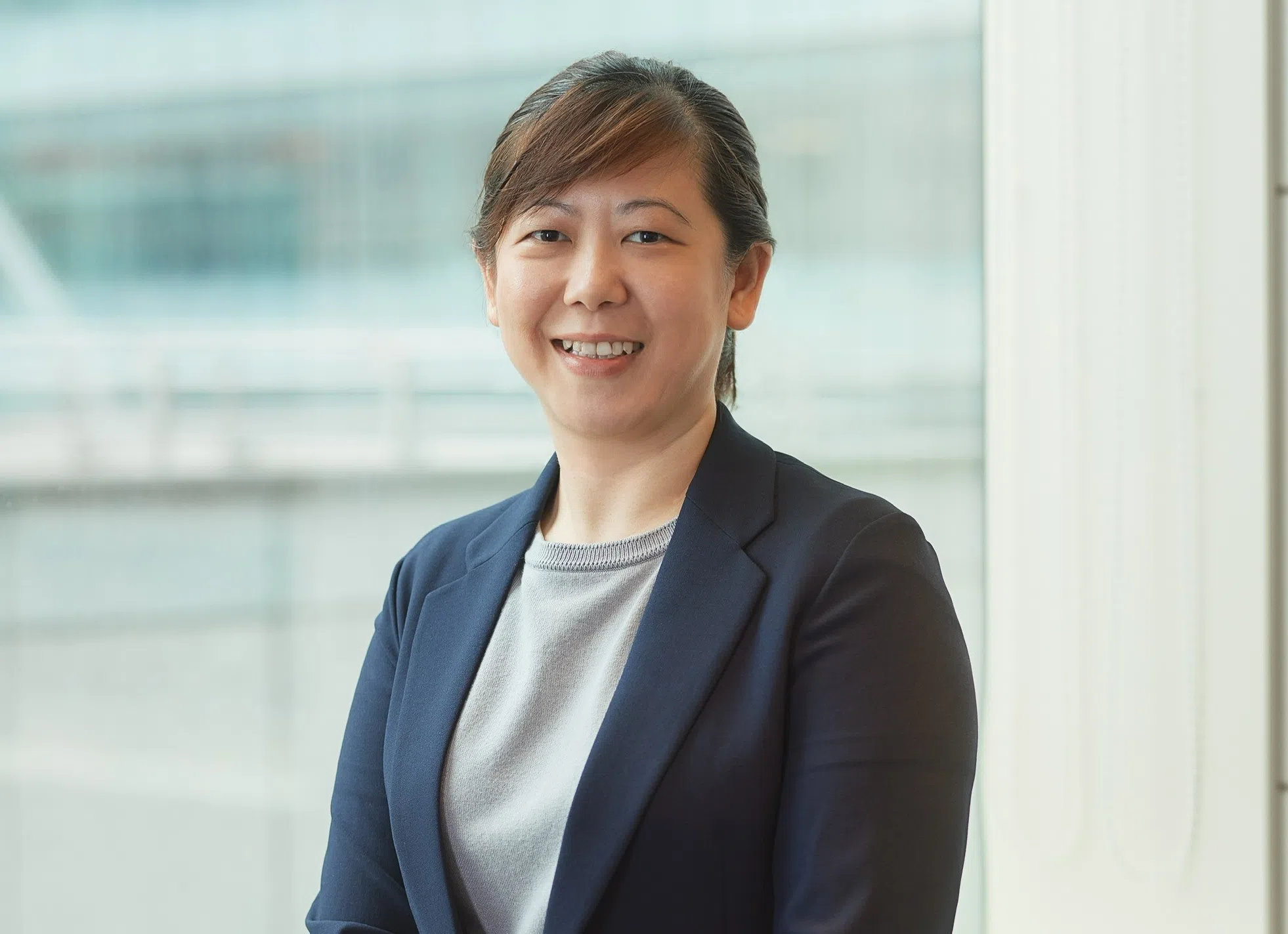 叶爱心获选参与大华银行的人才发展计划——高潜质人才发展项目，并得到资助进修课程。她于2023年顺利转任企业永续发展部，踏上新的工作岗位。（图/大华银行提供）