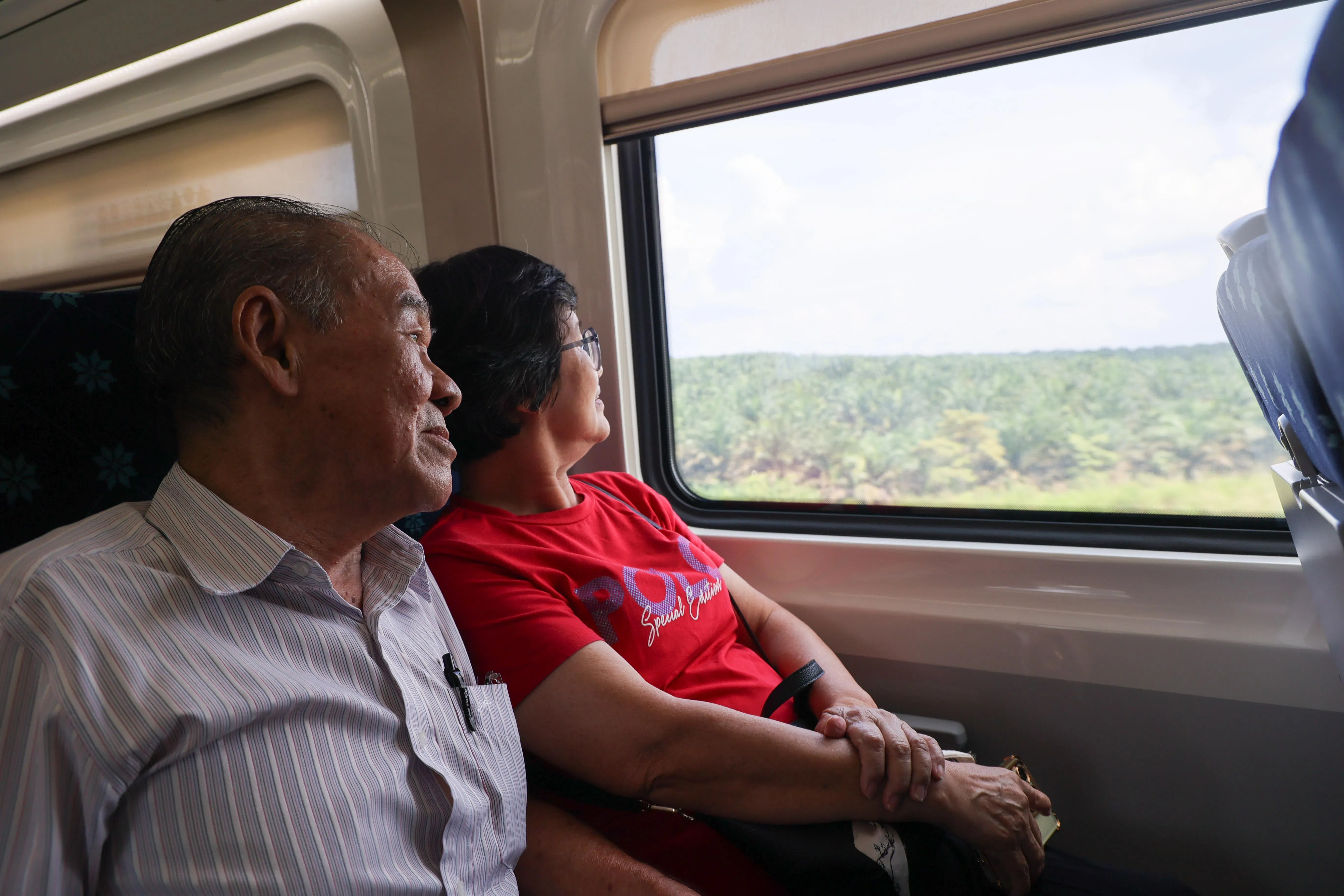 75岁《星洲日报》兼职记者张垂永与64岁妻子魏秀玉家住柔佛州拉央拉央小镇，星期五特地搭乘首班列车前往居銮火车站，然后返回小镇。（张俊杰摄）