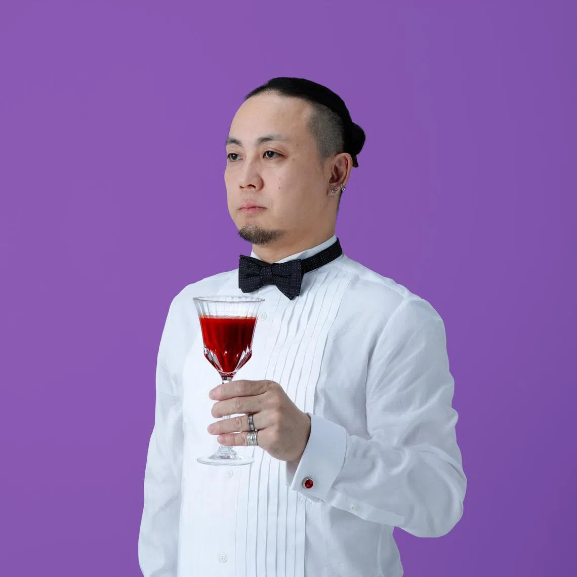 吸血鬼腕表设计师石原悠认为，时间对吸血鬼有特殊意义，因此设计了一枚完全为夜晚而生的腕表。（精工表提供）