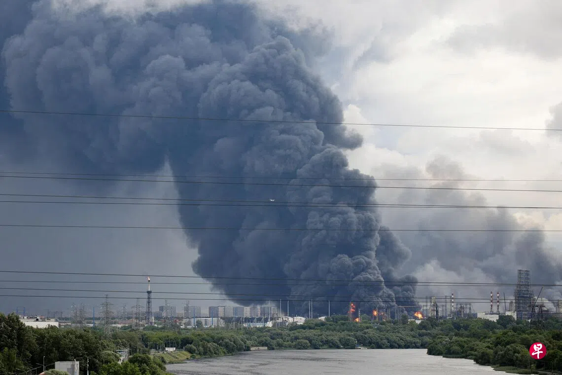 社媒照片显示，乌克兰无人机6月18日袭击俄罗斯首都莫斯科的一座炼油厂，厂区冒出滚滚浓烟和熊熊烈火。 （路透社）