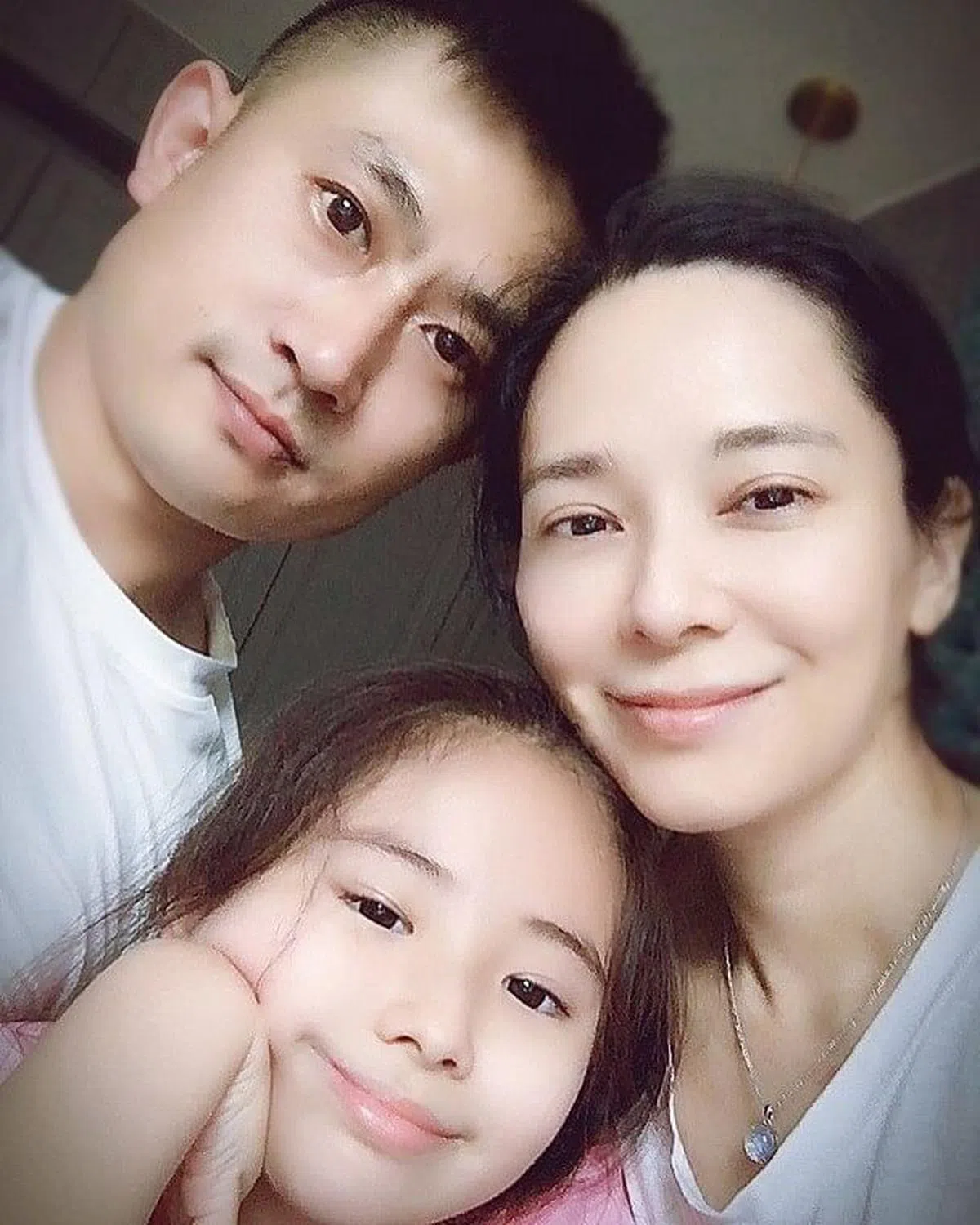 郭羡妮和老公、女儿合影。（互联网）