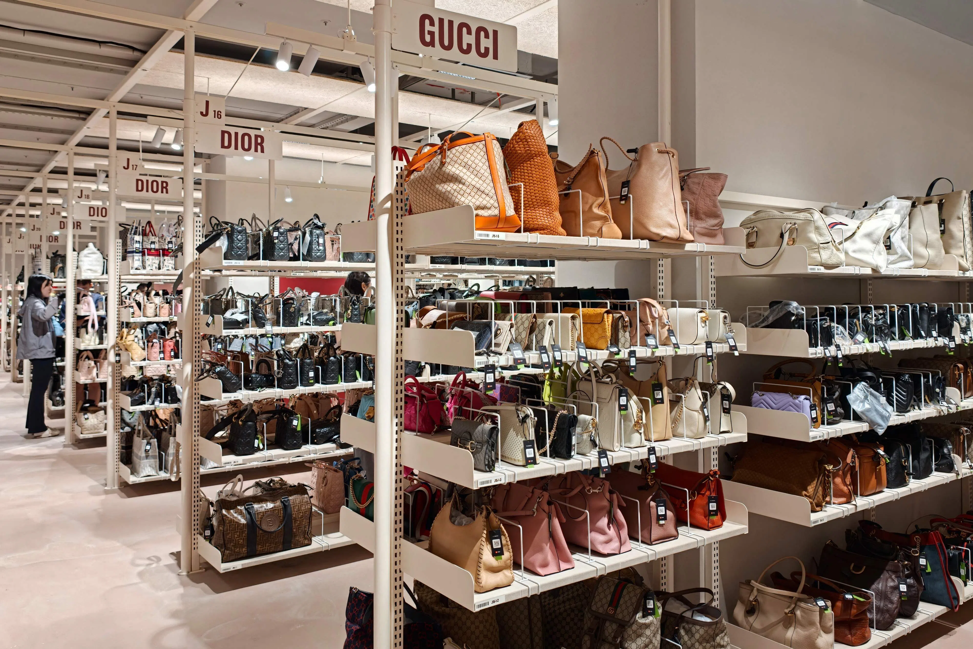 “超级转转”上海旗舰店出售大量二手商品，包括古驰（Gucci）等奢侈品牌。（法新社）