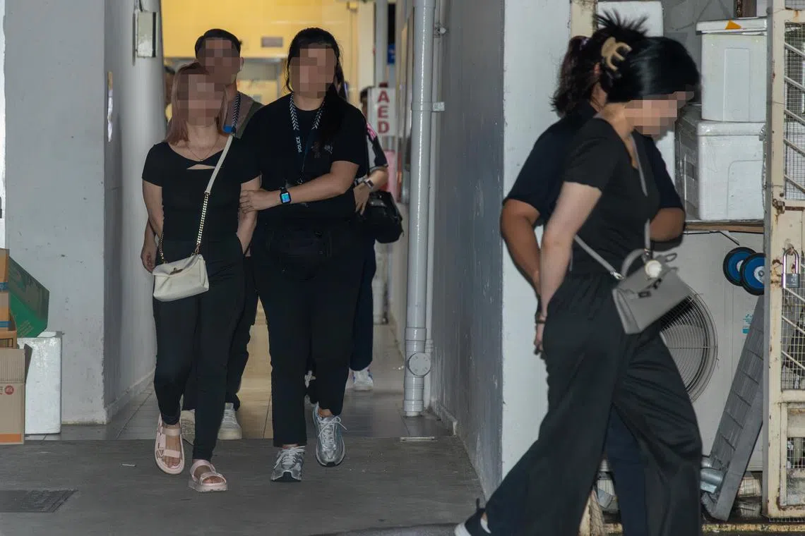 警方在义顺一间按摩店逮捕三名年龄介于23岁到35岁的女子。（吴先邦摄）