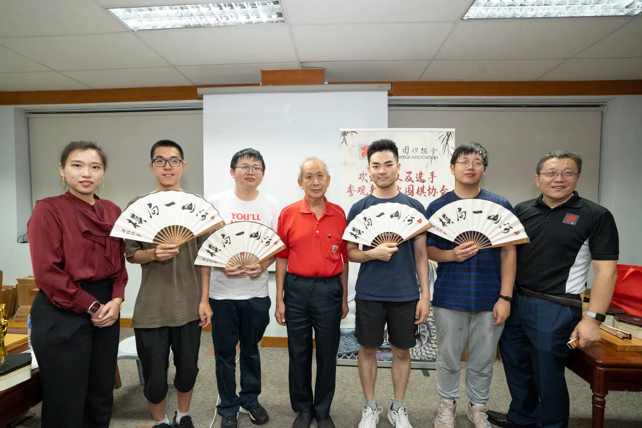 新加坡围棋协会尽地主之谊，亲自接待来自海外的参赛者。（主办方提供）