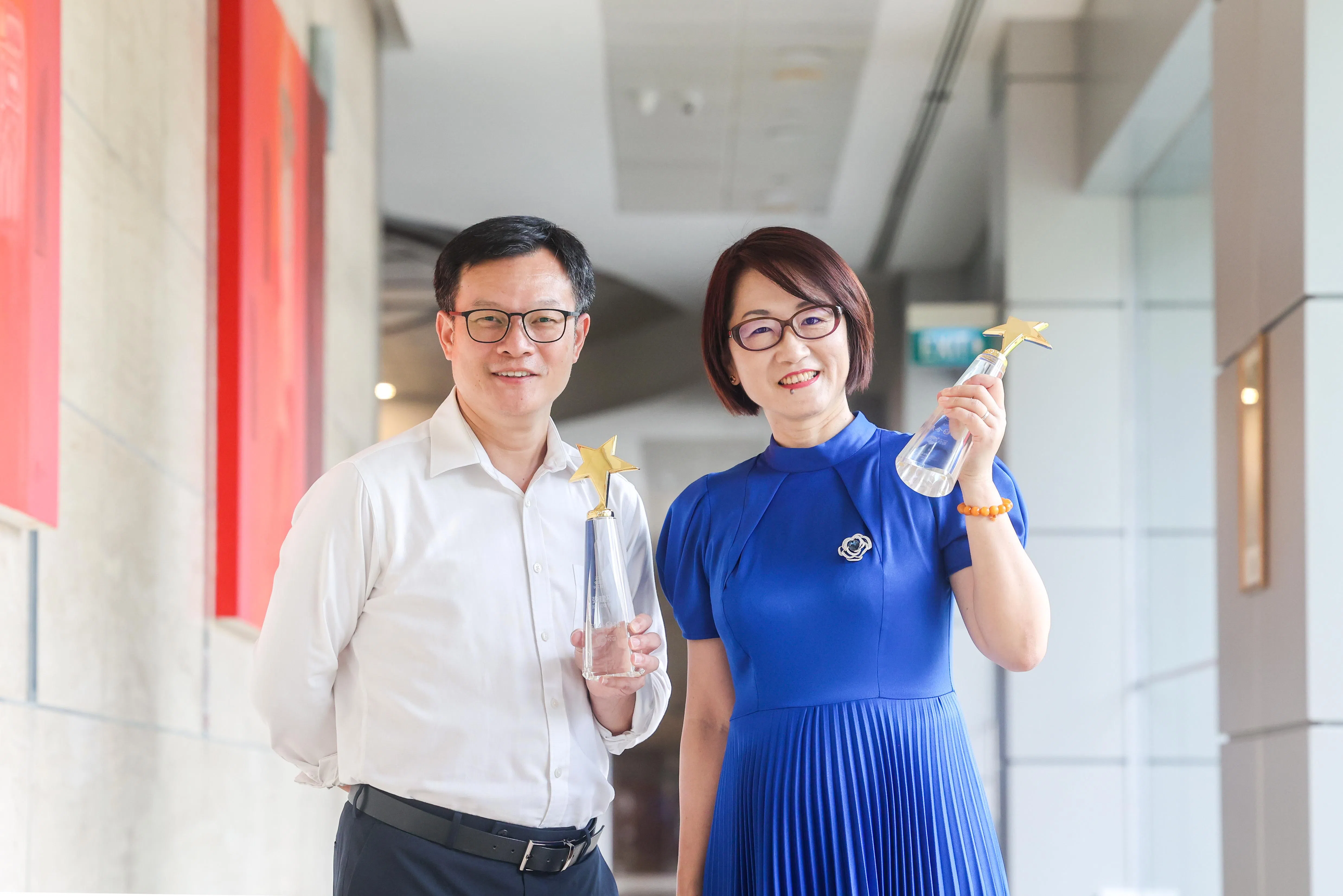 国家初级学院华文教师张建平（左）和圣婴女子小学（大巴窑）华文教师董亚茹，是其中两名全国杰出华文教师奖的得奖者。（陈斌勤摄）