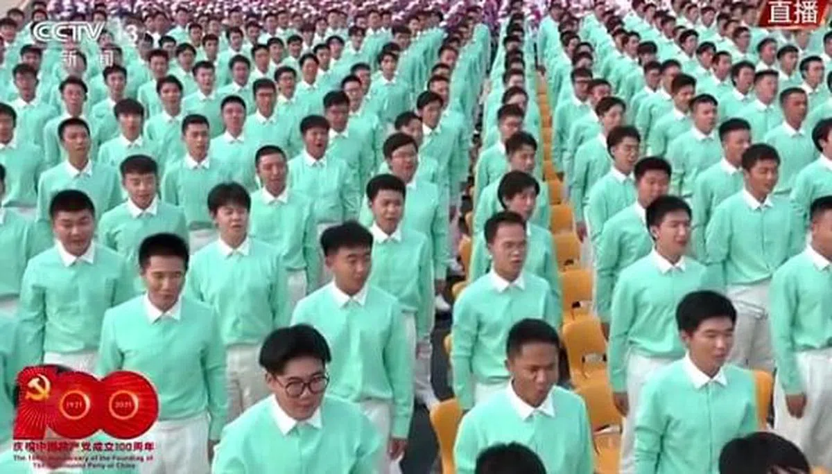 合唱团男声部分在演唱《唱支山歌给党听》。（视频截取）