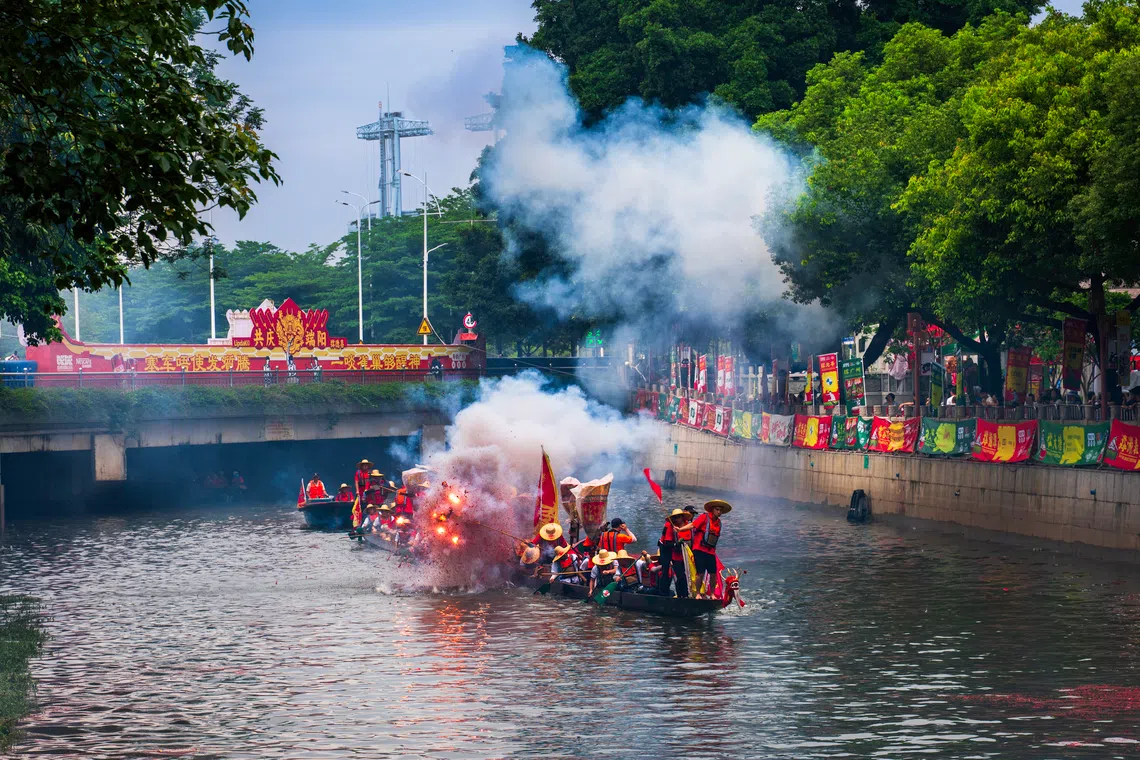 共庆端午，桥上的广告词充分展现粵韵。（猎德）（蔡光发摄）