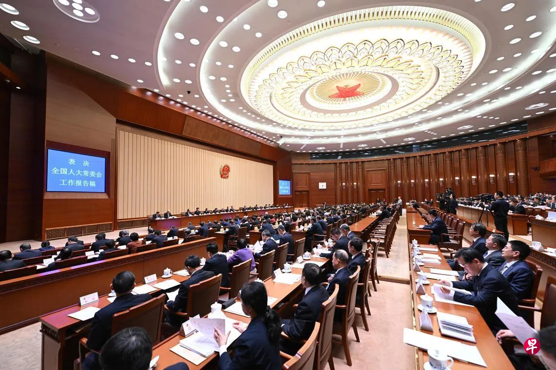 十四届中国全国人大常委会第二十一次会议星期四（2月26日）在北京人民大会堂闭幕。 （中新社）