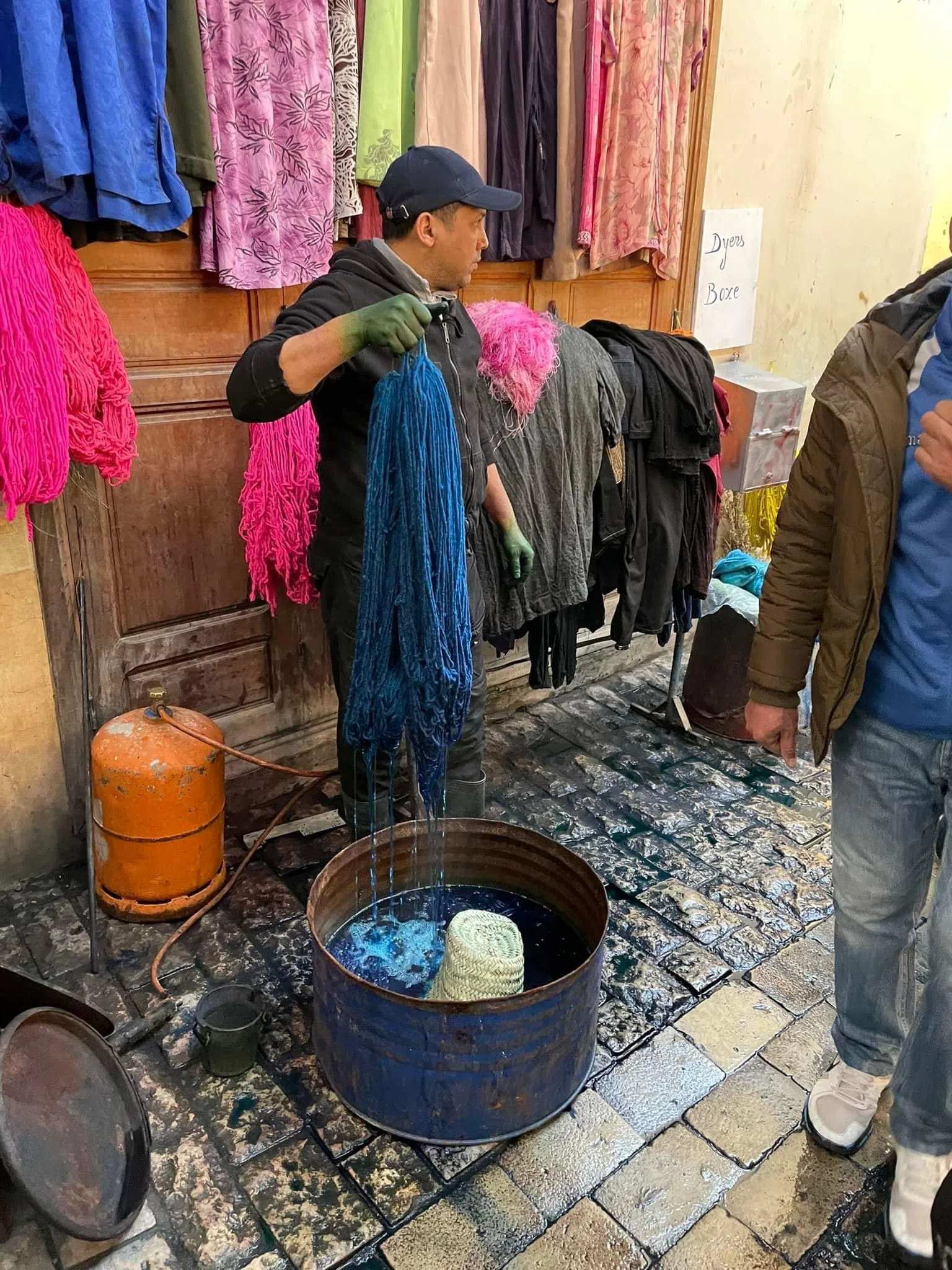 菲斯老城到处可见染坊。（王华儿摄）