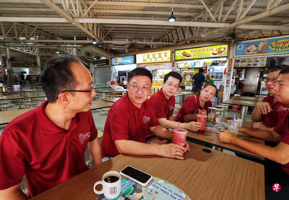 2025年11月成立的商贩协会，是新加坡首个以小贩为群体的协会，现由宏茂桥小贩联谊会主席洪明德（左二）出任会长。 （萧紫薇摄）