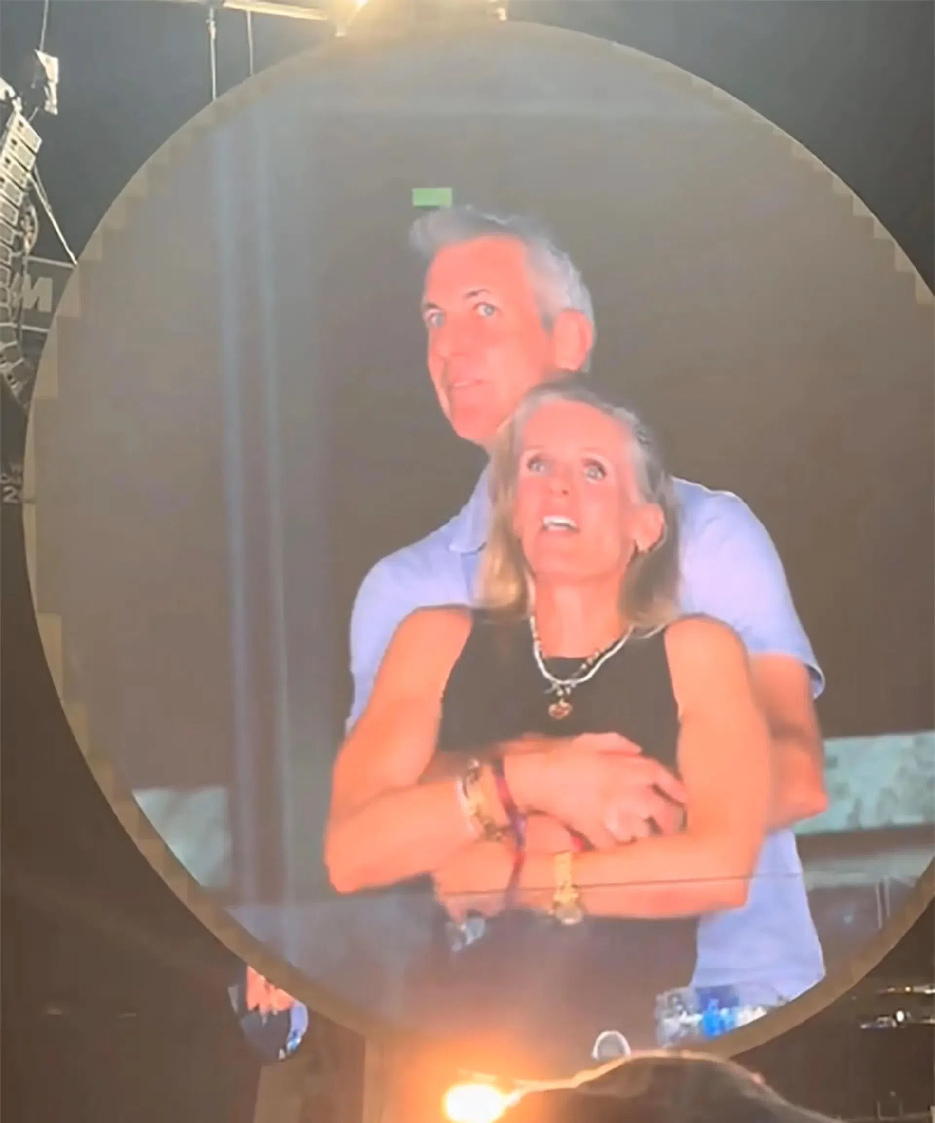 已婚的软件公司高层和人力资源总监在Coldplay演唱会被意外捉奸。（互联网）