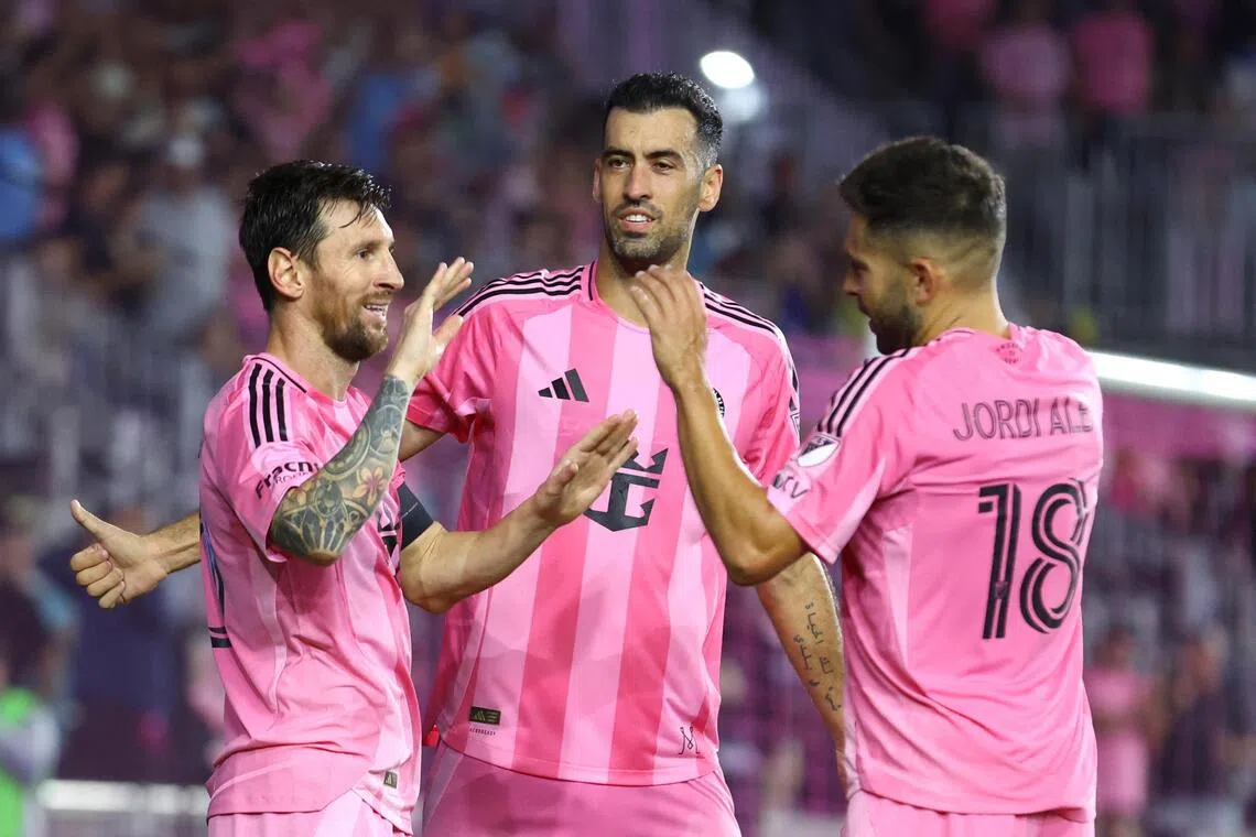 据统计，阿尔巴（右）整个职业生涯为梅西（左）送出33次助攻，是为梅西送出助攻第四多的球员。不过，他和布斯克茨（中）都将在赛季结束后退役，梅西在迈阿密的“巴塞帮”队友仅剩苏亚雷斯一人。（法新社档案照）