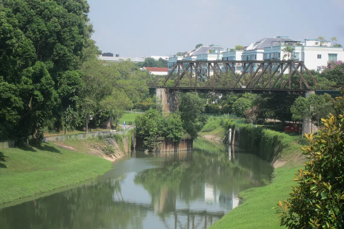 架在乌鲁班丹河上的火车桥。（皓琦摄）