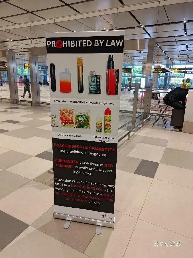 当局在樟宜机场入境处高人流量的地点放置告示牌，提醒旅客不可携带电子烟入境。（卫生科学局提供）
