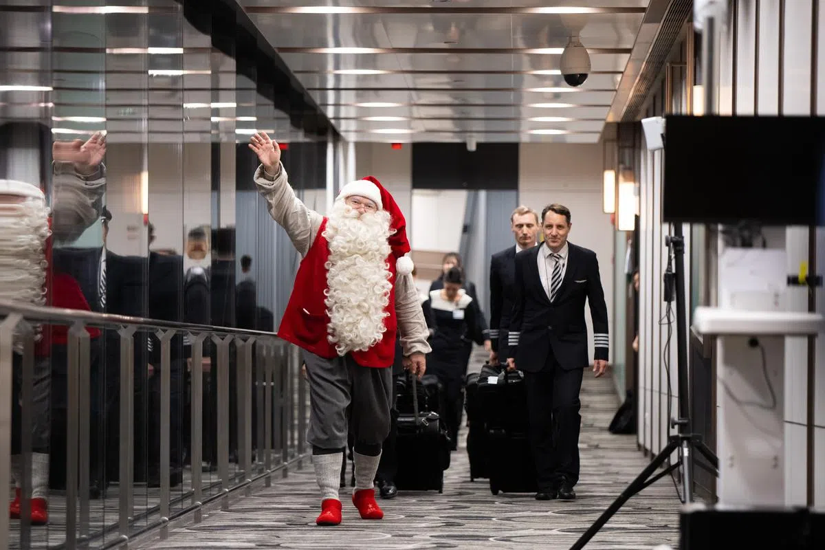 圣诞老人搭乘飞机从芬兰来到新加坡（图/Finnair）。