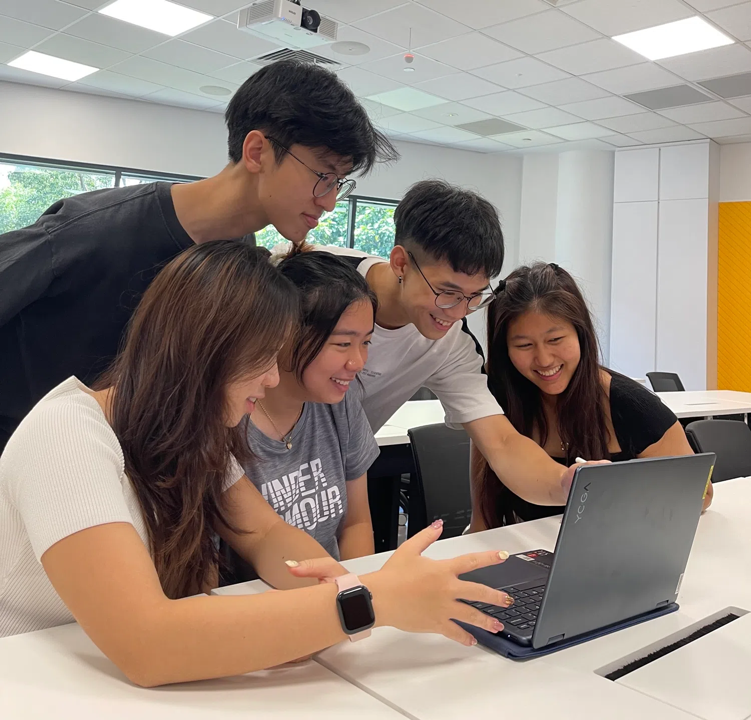 在星巴克是兼职门店主管，到了学校，柯翰荣（右二）是一名资讯科技专业大二生，他还学以致用，与同学一起研发设计与自己工作相关的应用。（图/柯翰荣提供）