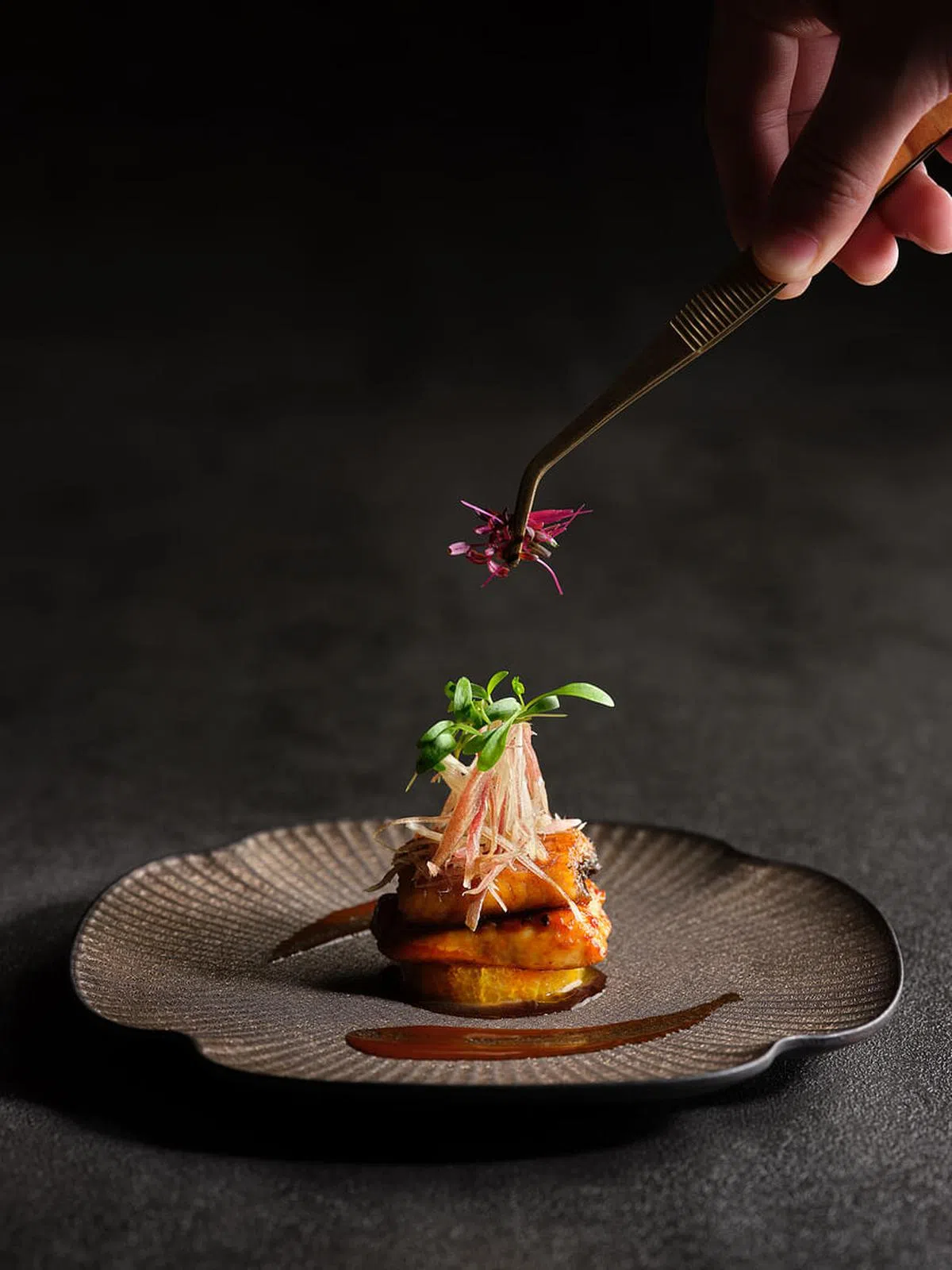 香煎鹅肝搭配鳗鱼。