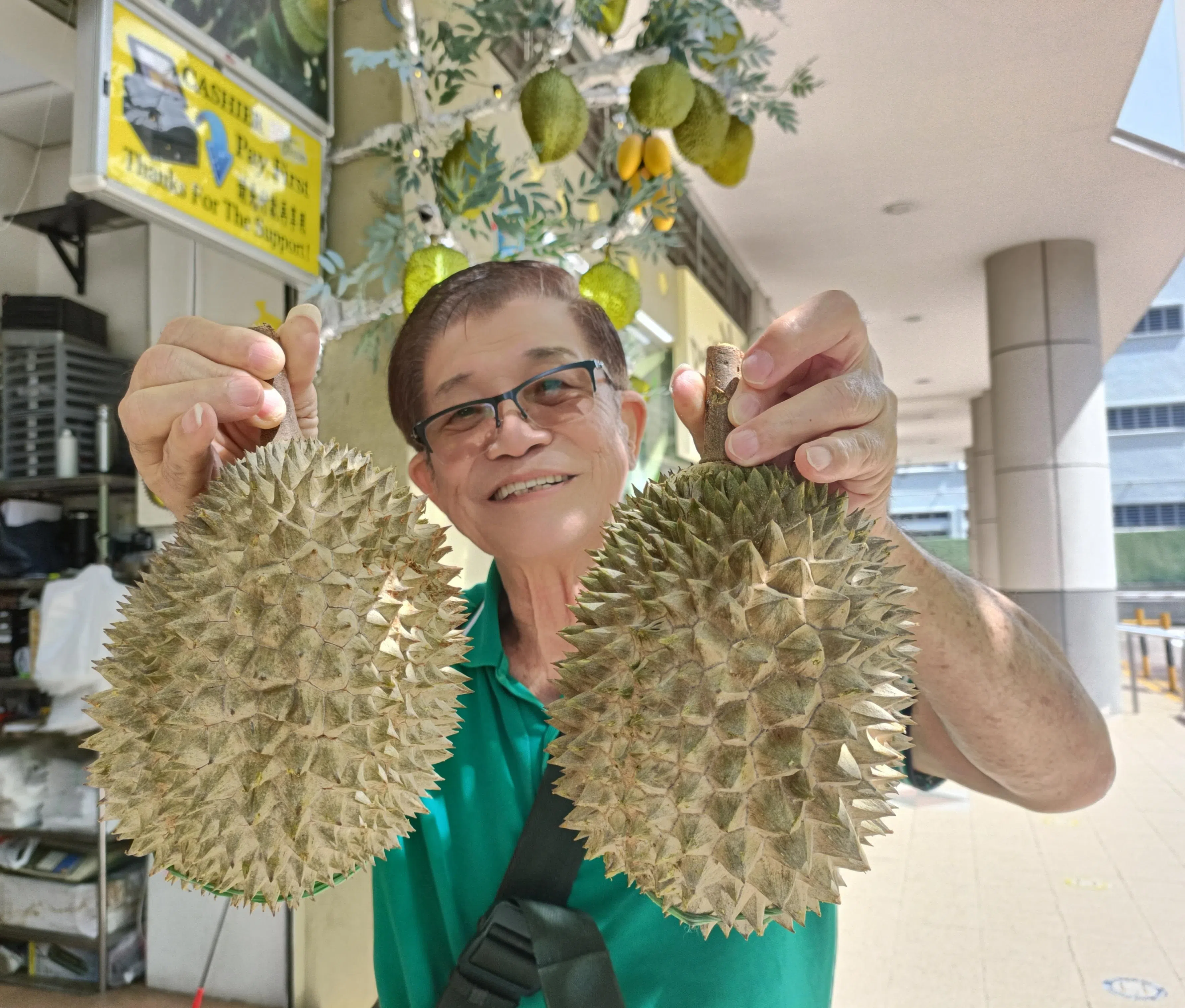 717贸易创办人吴奎龙卖榴梿56年，疫情期间精简业务后专注总店。最近，他亲自直播销售优质老树榴梿。（温伟中摄）