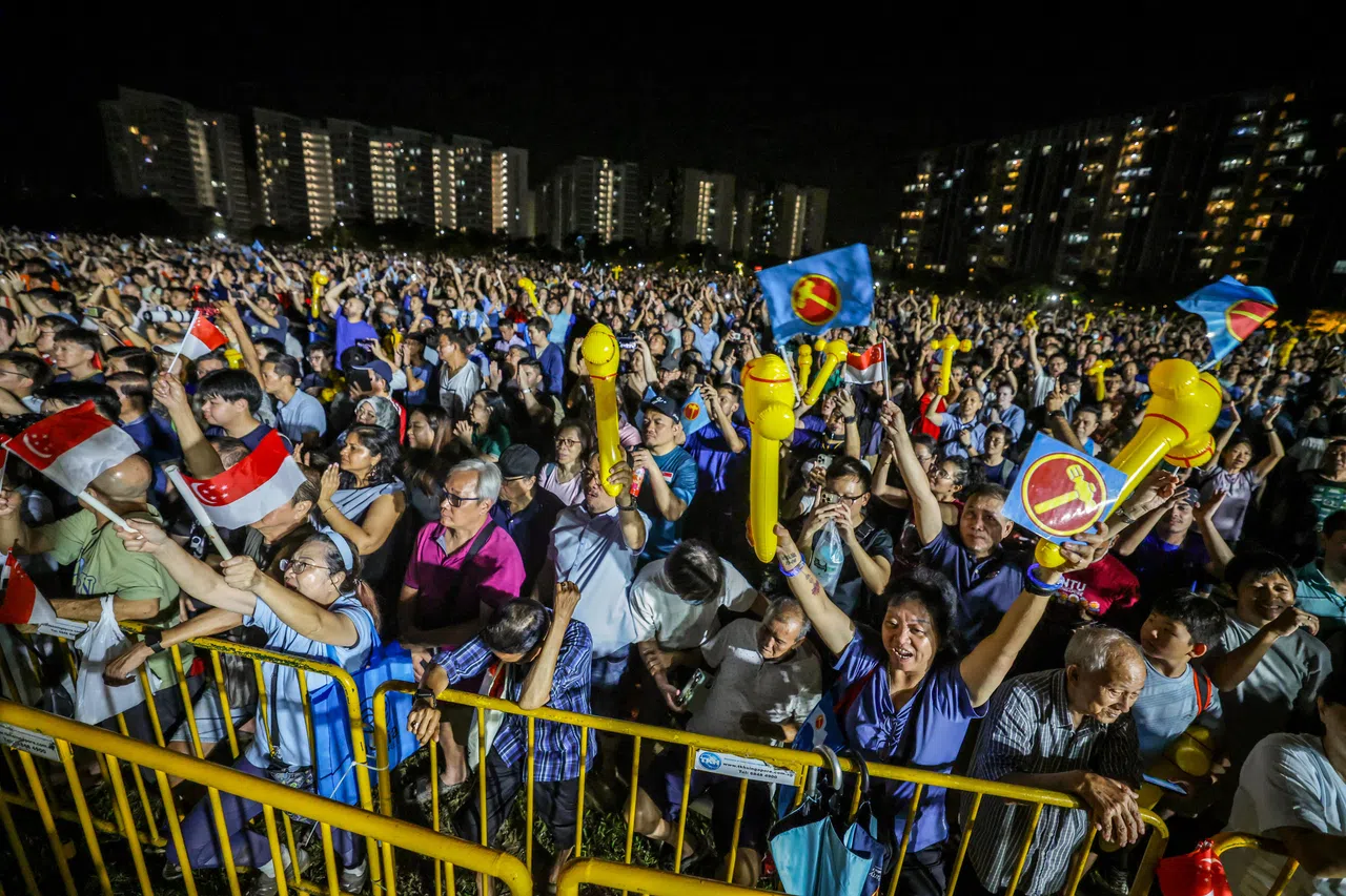 工人党星期四晚上在盛港安谷弯The Vales公寓旁的草场举行首场群众
大会。大批支持者到场，大会司仪期间多次呼吁支持者守秩序往内移，
警方也进行车辆管制，限制车辆进入。（叶振忠摄）