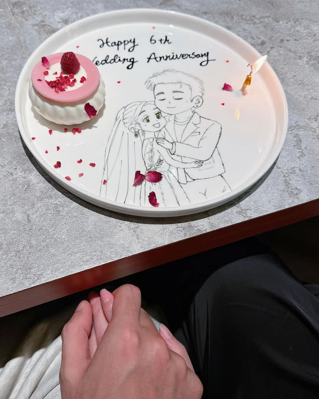 杨丞琳在社媒贴出老公牵着她的手的照片，低调晒幸福。（取自杨丞琳IG）