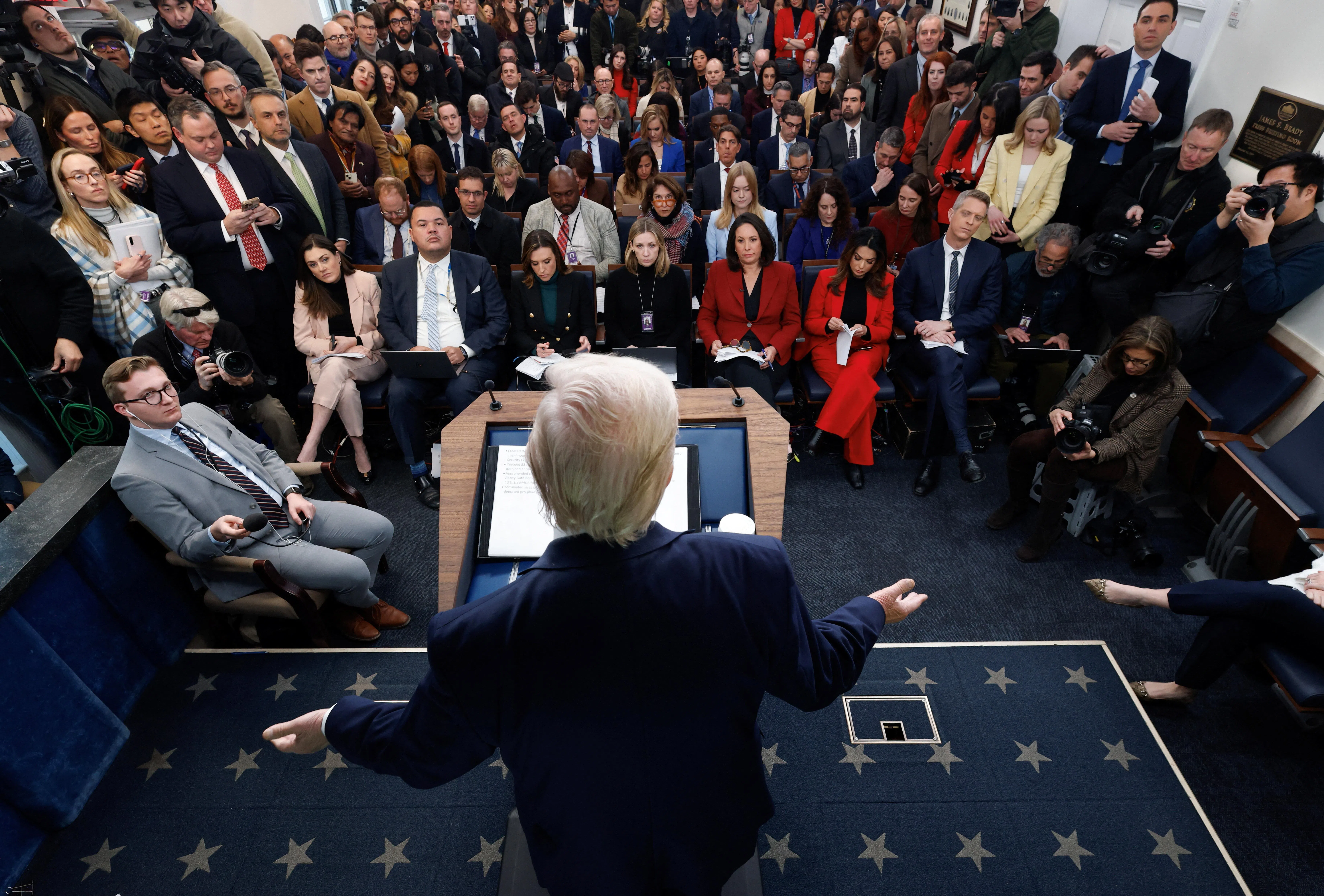 特朗普1月20日在飞往瑞士达沃斯出席世界经济论坛前，在白宫召开了长达1小时40分钟的记者会。（路透社）