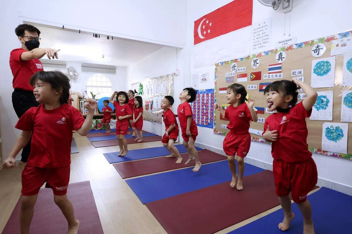 若烟霾情况恶化，幼儿园会根据幼儿培育署的指示调整课程，将户外活动换成可在室内进行的运动。图为冠智学习与艺术园地碧山园区在上幼儿瑜伽课。（梁麒麟摄）