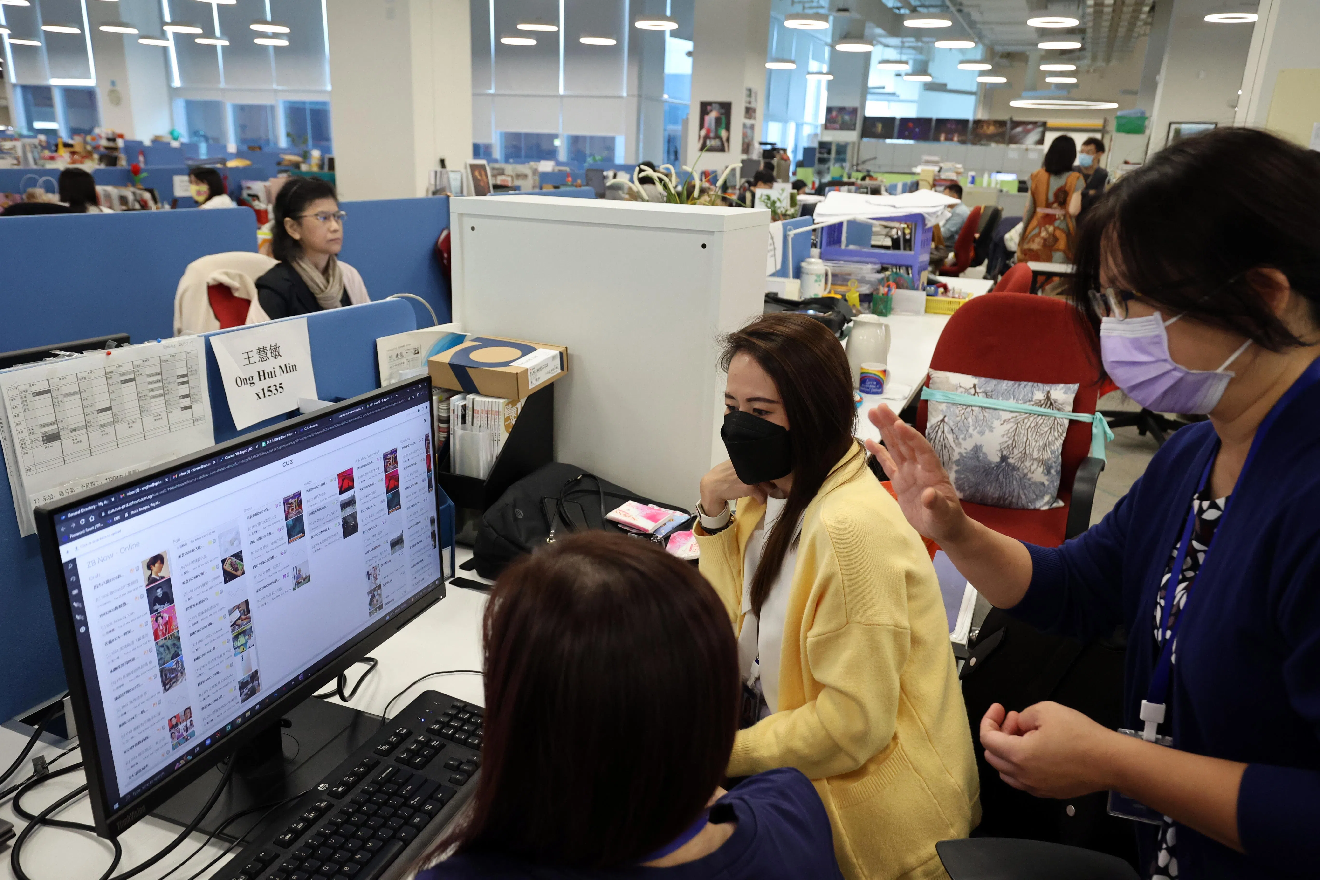 《联合早报》新闻室2023年3月起逐步启用新的CUE系统，为新闻稿件完成后率先上网提供更大助力，是早报数码化进程中一个重要的里程碑。（邝启聪摄）